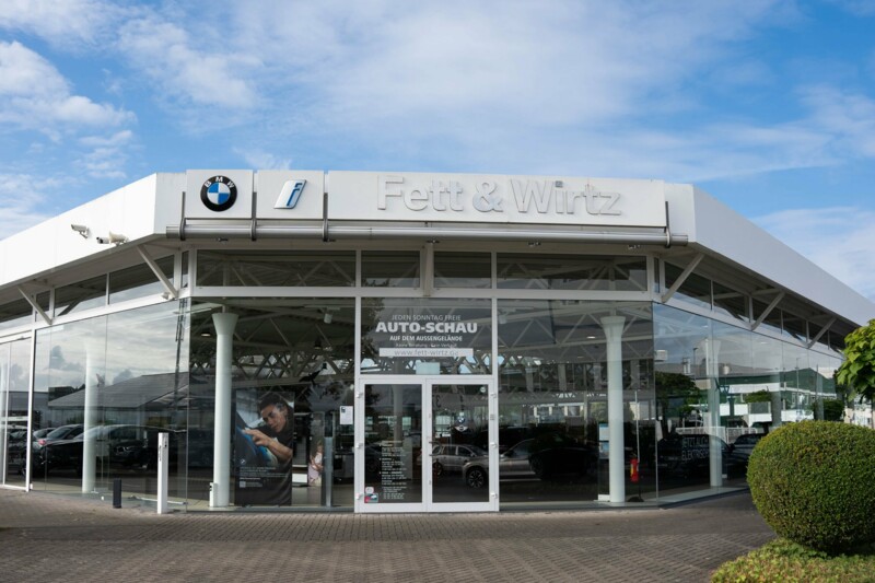 Außenansicht des Autohauses Fett & Wirtz in Moers.