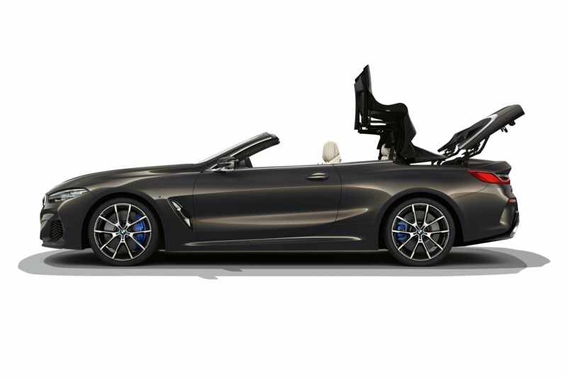 Ein sich öffnendes Textilverdeck eines BMW M850i Cabriolets in der Farbe Pyritbraun metallic II.