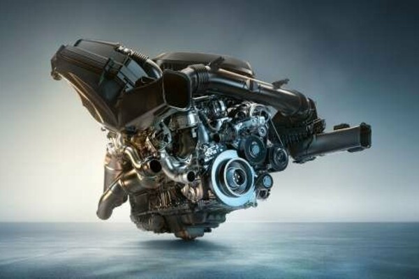Der freigestellte Motor einer BMW M3-Limousine mit M TwinPower.