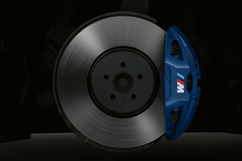 Eine ?-Sportbremse mit blauem Bremsssattel in der BMW 530e Limousine.