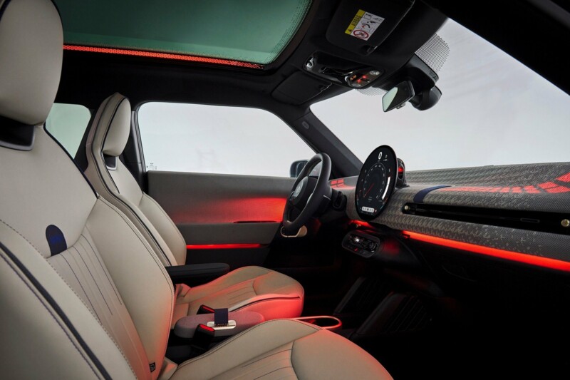 Die vorderen Sitze und das Cockpit eines neuen MINI mit aufgeschaltetem MINI Expierience Mode.