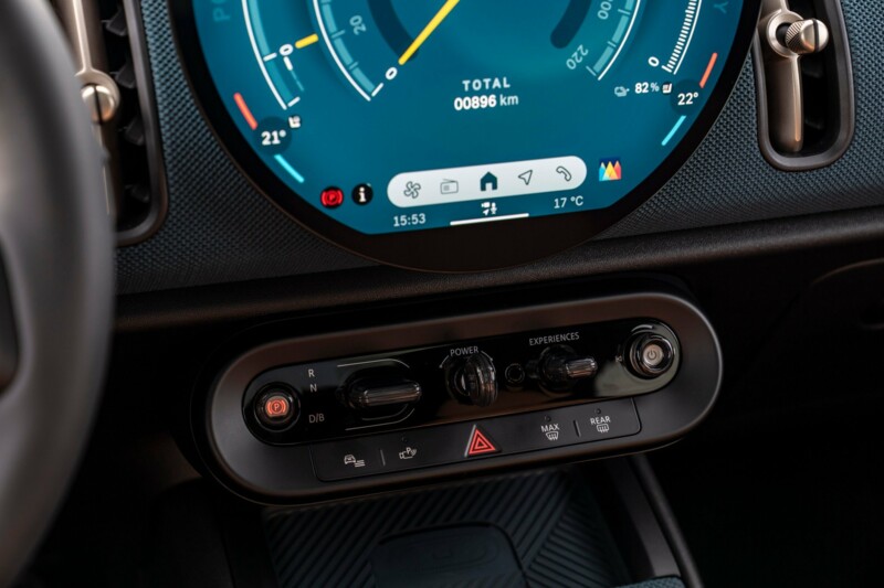 Das zentrale Glas-Display und die fünf Toggle-Buttons der MINI Armatur.