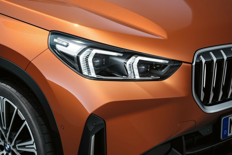 Die Front eines BMW X1 xDrive23d mit adaptivem LED Scheinwerfer.