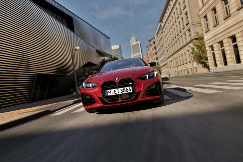 Ein BMW M440i Coupé fährt durch die Straßen in der Innenstadt.