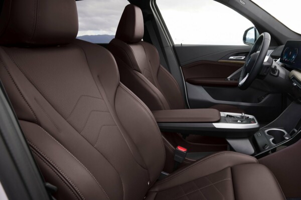 Die vorderen Sitze und das Cockpit eines BMW iX1 mit Ledersitzen Vernasca in der Farbe Mokka.