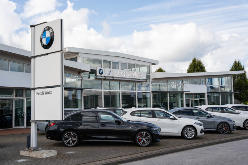 Der Eingang des Autohauses Fett & Wirtz in Kleve.
