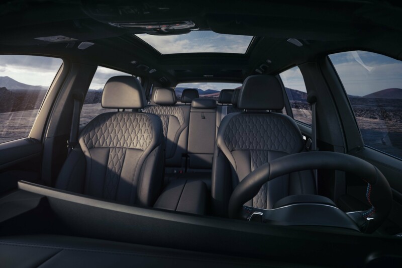 Der Blick durch die Windschutzscheibe eines BMW X7 M60i M Performance mit Lederausstattung in Merino schwarz.