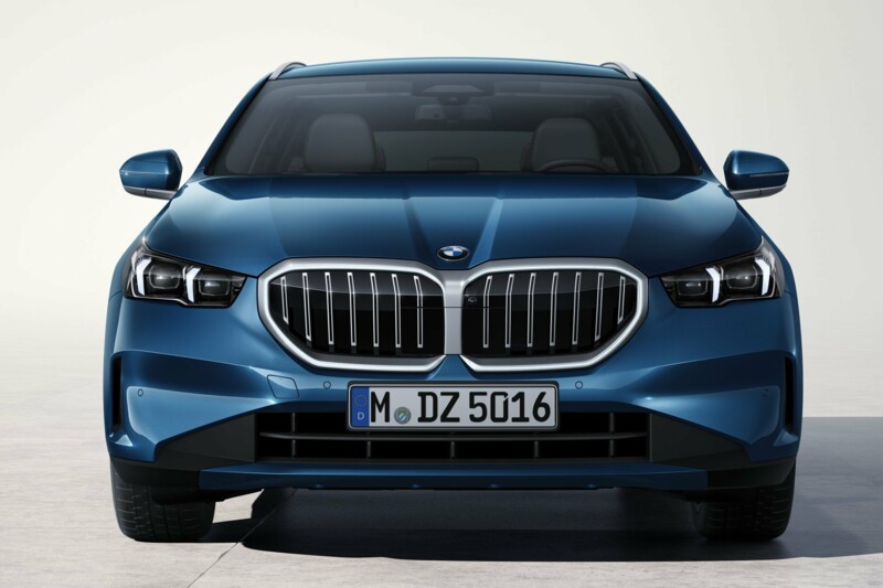 Die Front eines BMW 520d Touring in der Farbe Phytonicblau metallic in einer Fotokulisse.