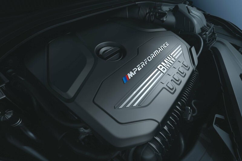Nahaufnahme BMW Motor mit M-Performance Schriftzug.