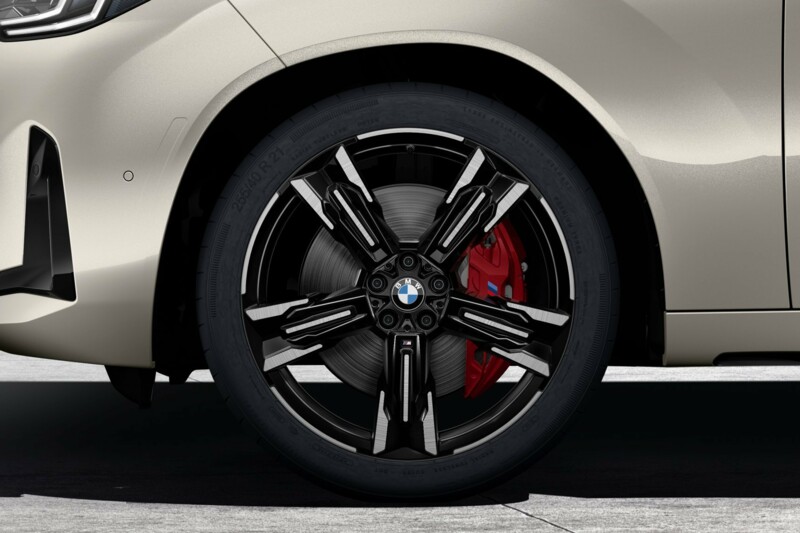 Die Vordere rechte Seite eines BMW X3 M50 xDrive mit Leichtmetallrädern im 10-Speichen Design.