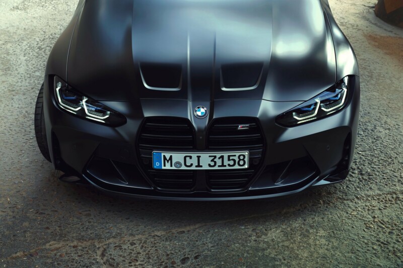 Frontansicht des BMW M3 Competition M xDrive in der Farbe Frozen Dark Grey II Metallic.