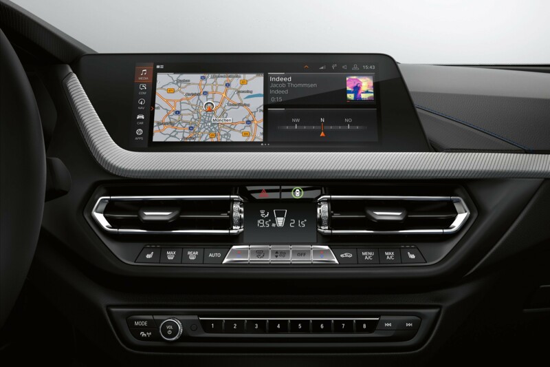 Das Infotainmentsystem BMW 1er mit der Navigationskarte.