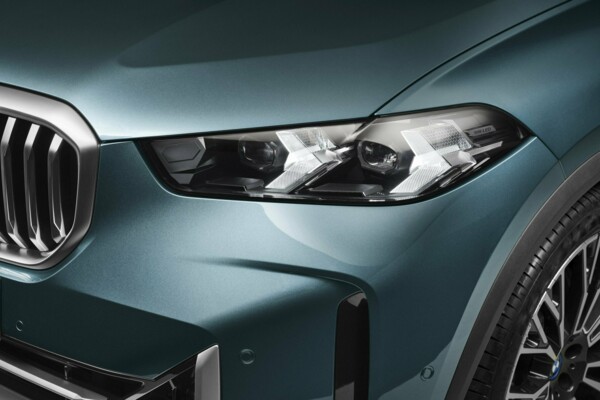 Der linke Frontscheinwerfer eines BMW X5 xDrive50e mit adaptiver LED Beleuchtung.