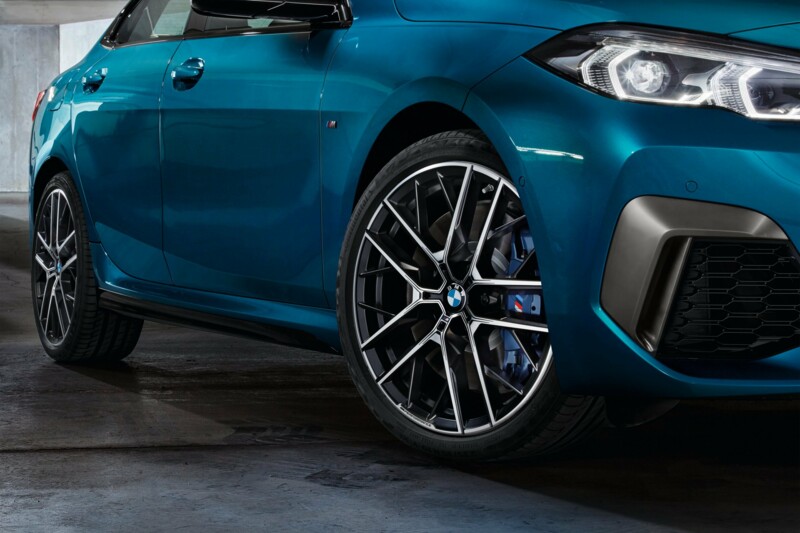 Die Seitenansicht des BMW M235i xDrive M Performance in der Farbei Blue Bay Lagoon metallic mit Felgen im 10-Speichen Design.