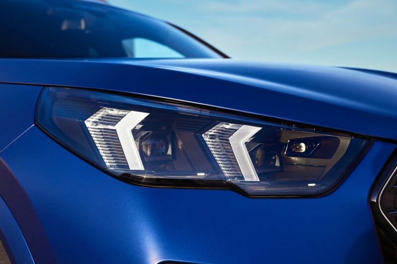 Der Frontscheinwerfer eines BMW X2 mit adaptivem LED-Licht.