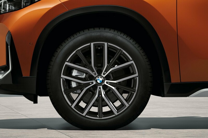 Die vordere linke Seite eines BMW X1 xDrive23d mit Alufelgen im 10-Speichen Design.
