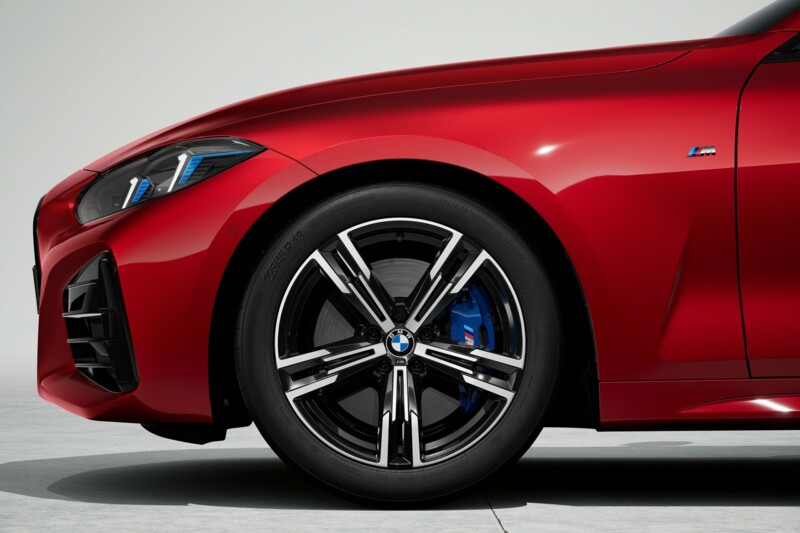 Die Seitenansicht eines roten BMW M440i Coupé mit Alufelgen im 5-Speichen Design.