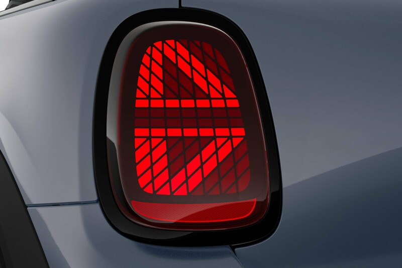 Die Heckleuchte eines MINI Cooper Cabrios im typischen Union-Jack-Design.