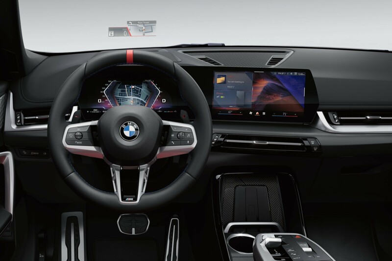 Das Cockpit eines BMW X1 M35i xDrive mit Curved Display und Head-up Display.
