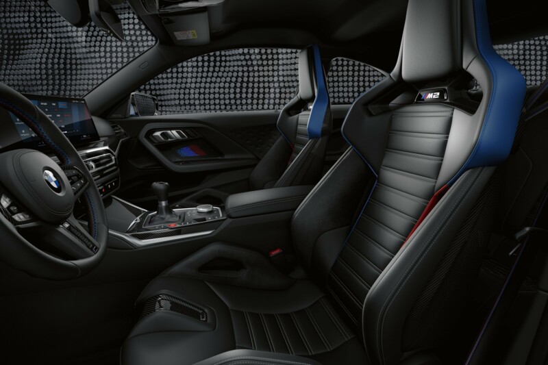 Fahrer- und Beifahrerraum des BMW M2 Coupé.