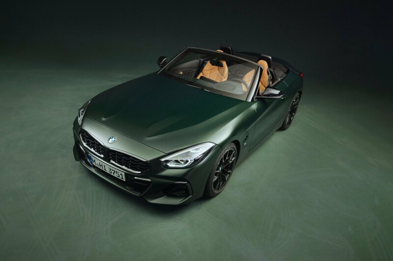Ein BMW Z4 M40i M Performance in der Farbe Frozen Deep Green Metallic in einer gleichfarbigen Fotokulisse.