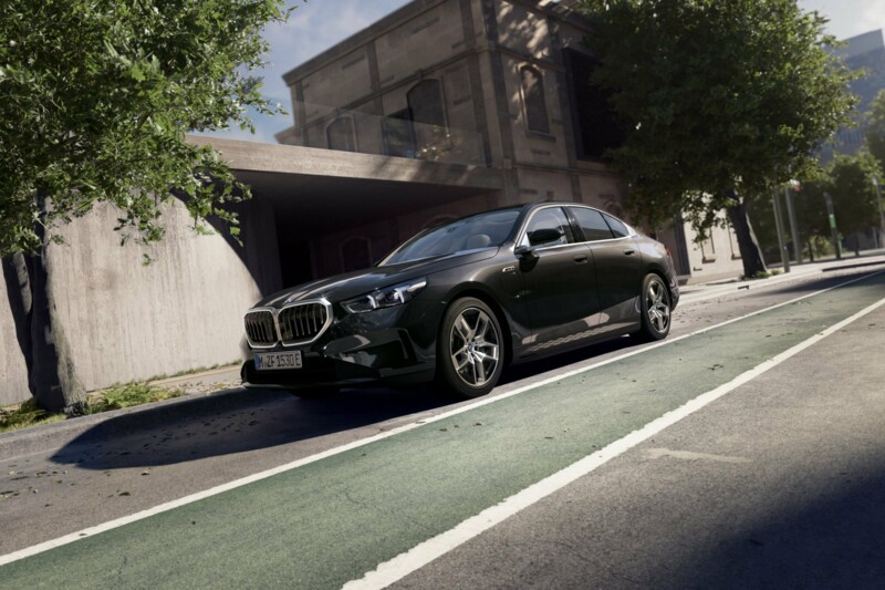 Eine BMW 530e Limousine als Plug-in-Hybrid, am Seitenstreifen in der Innenstadt.