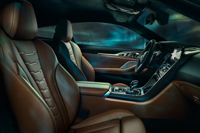 Der vordere Innenraum eines BMW M850i xDrive Coupé.