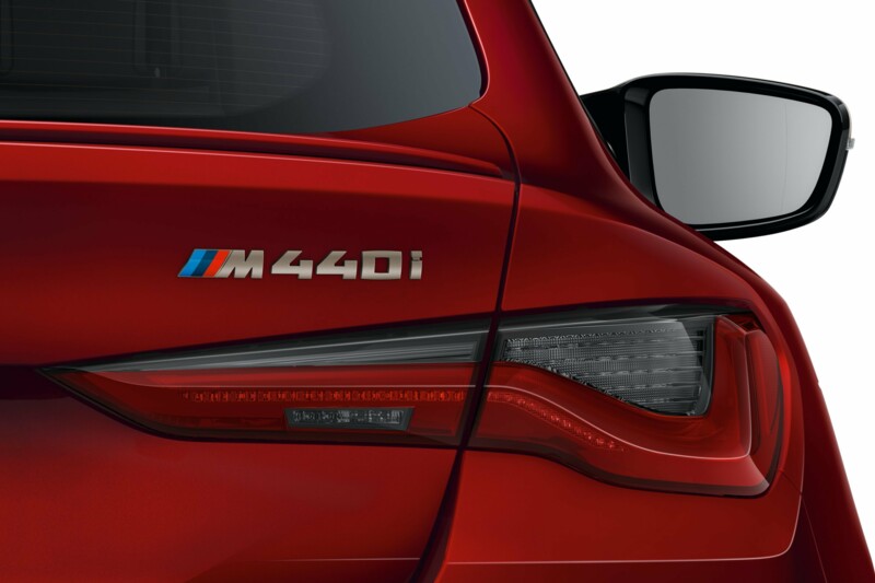 Die Heckansicht des BMW M440i xDrive M Performance Gran Coupé mit M-Schriftzug.