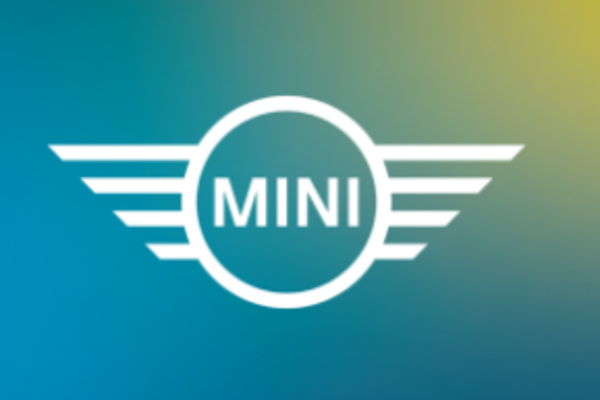 Das MINI Logo vor einem grün-gelben Verlaufs-Hintergrund.