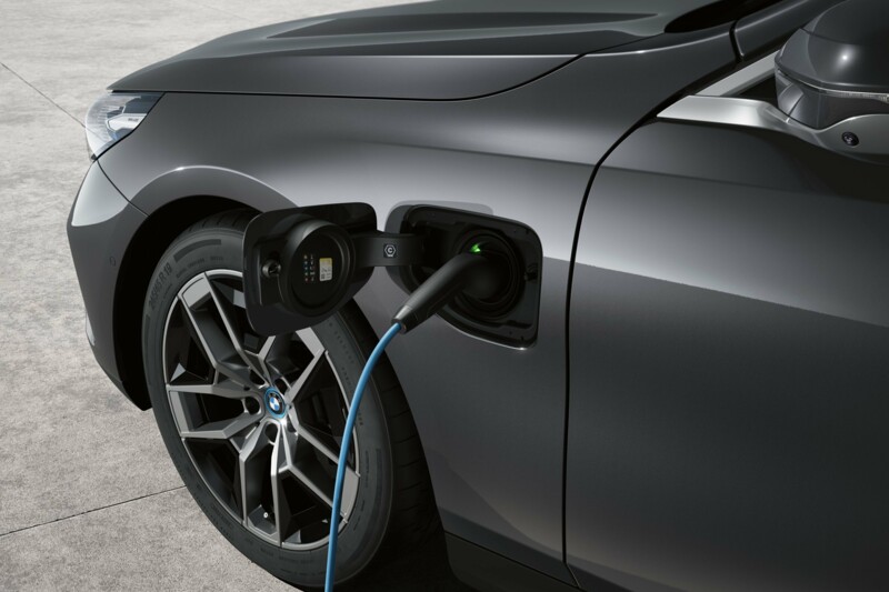 Eine BMW 530e Limousine Plug-in-Hybrid während des Ladevorgangs mit gestecktem Ladestecker.