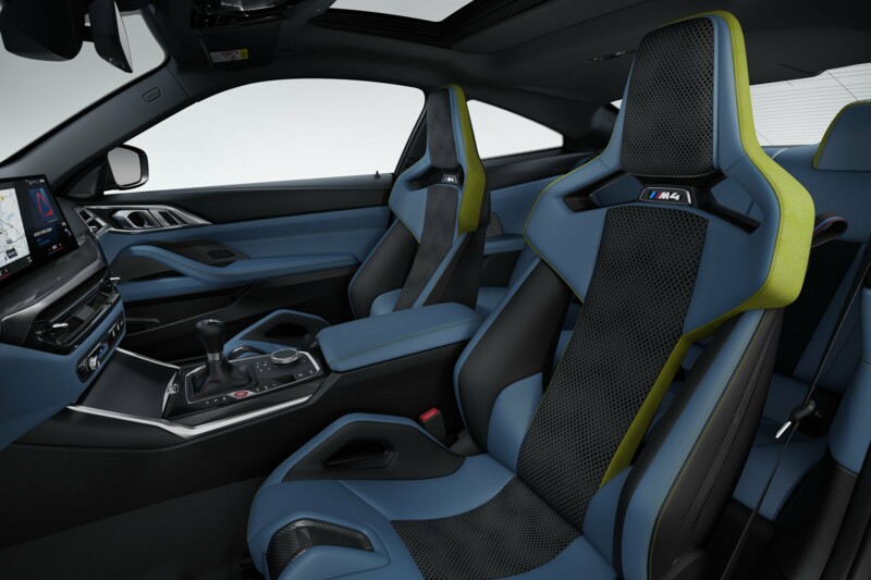 Fahrer und Beifahrerseite des BMW M4 Coupé mit Sportsitzen in Vollleder Merino Yas Marina Blau/Schwarz.