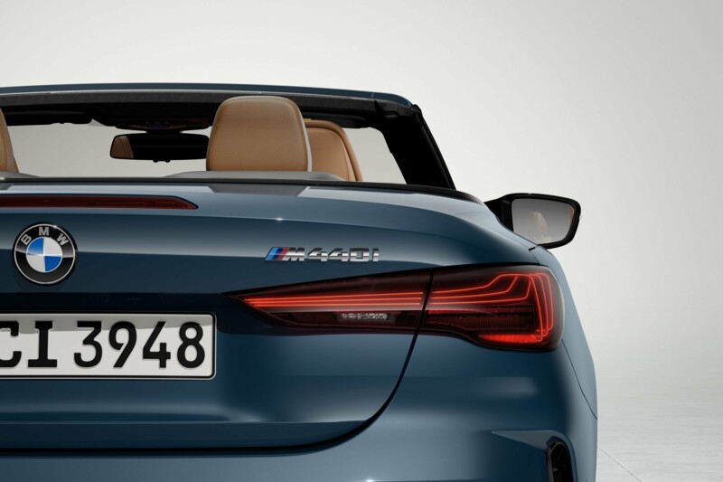 Die Heckansicht des BMW M440i Cabrio in der Farbe Arctic Race Blue metallic.