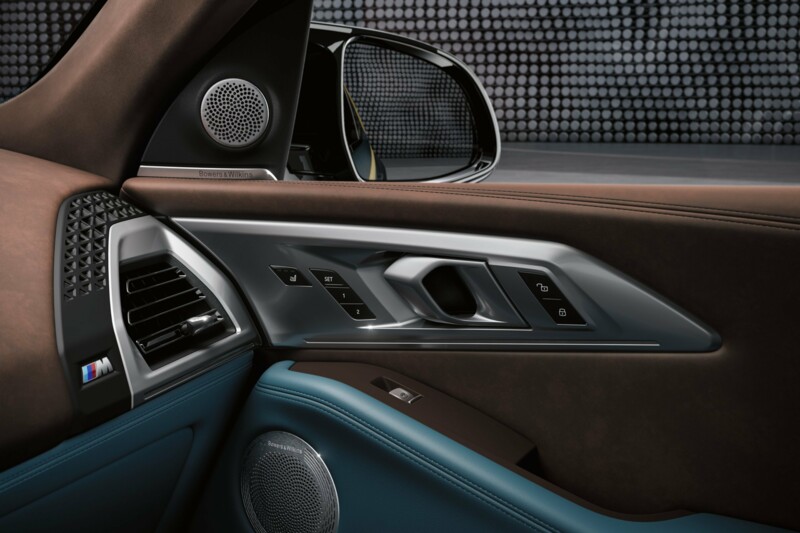Die Vintage Leder Innenausstattung eines BMW XM in Leder 'Merino' mit Exklusivumfängen in Deep Lagoon.