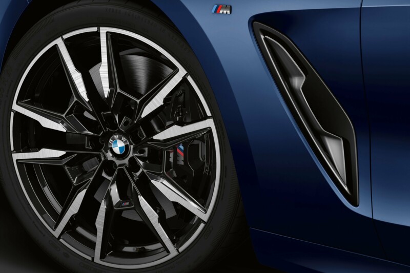 Die Leichtmetallräder eines BMW M850i xDrive Gran Coupé im 10-Speichen Design.