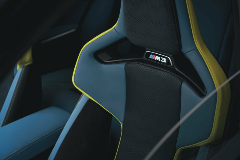 Die Sportsitze einer BMW M3 Competition Limousine in Leder Merino Yas Marina Blau/Schwarz.
