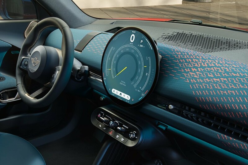 Lenkrad und Mittelkonsole eines MINI Aceman Electric mit zentralem 240 Millimeter Glas-Display und Operating System 9.