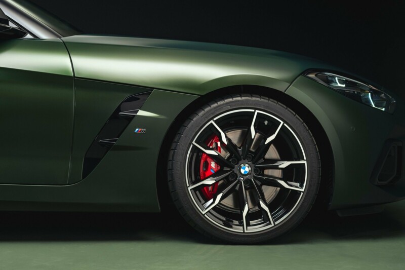 Die vordere rechte Seite eines BMW Z4 M40i M Performance mit Alufelgen im 10-Speichen Design.