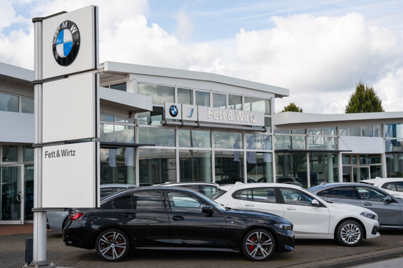 Außenansicht des Autohauses Fett & Wirtz in Kleve.