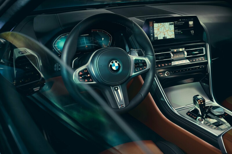 Das Cockpit im Innenraum des BMW M850i xDrive Coupé.