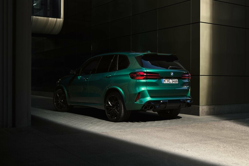 Ein BMW X5 M Competition in einer Parkbucht an einem modernen Gebäude.