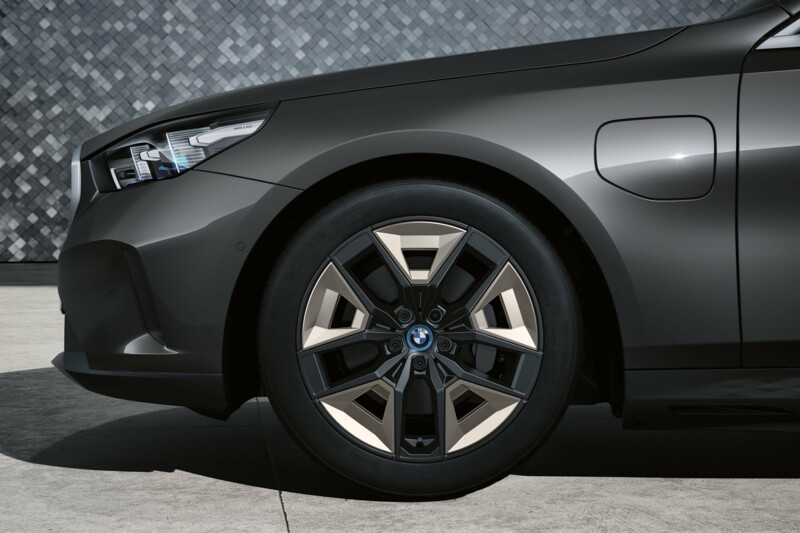 Die vordere linke Seite eines BMW 530e Limousine Plug-in Hybrid mit Aerodynamikrädern 934 Bicolor Grau.