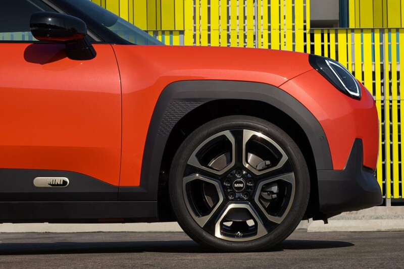 Die vordere rechte Seite eines MINI Aceman Electric mit Aluminiumfelgen im 5-Speichen Design.