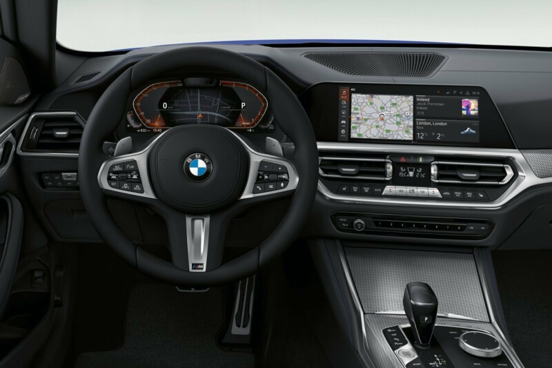 Der Innenraum eines BMW M440i Coupé mit Multimediasystem.