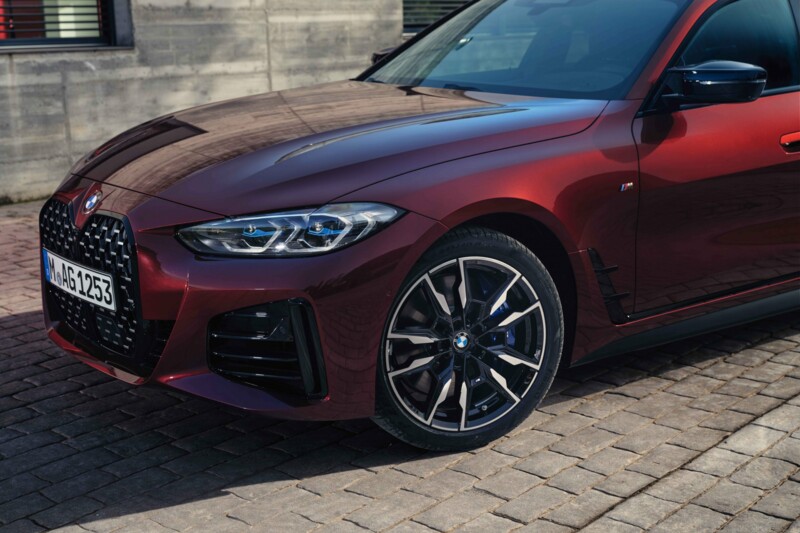 Die Seitenansicht des BMW M440i xDrive M Performance Gran Coupé mit Alufelgen im 10-Speichen Design.