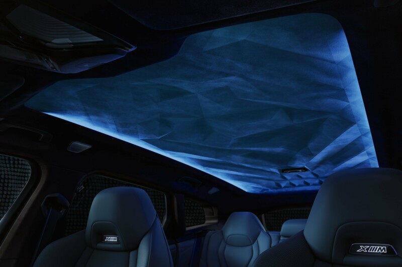 Der beleuchtete Dachhimmel im Cockpit eines BMW XM.