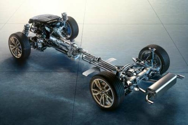 Das freigestellte Fahrwerk eines BMW X2 M35i xDrive.
