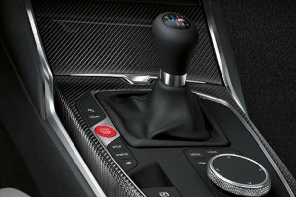 Der Sport-Schaltknauf der 8-Gang Steptronic eines BMW M4.