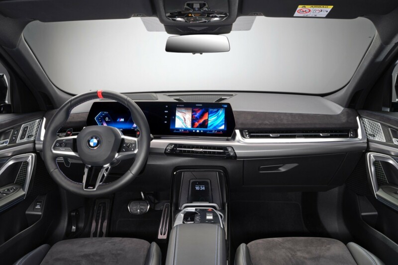 Der vordere Innenraum eines BMW X2 M35i xDrive mit Curved Display.