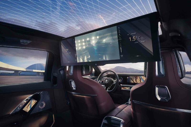 Der Fond-Bereich einer BMW 740i Limousine mit angeschaltetem Theater-Screen Display.