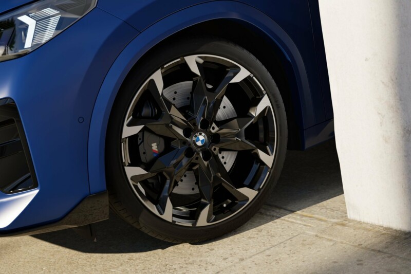 Die Alufelgen eines BMW X2 M35i xDrive M im 10-Speichen Design.